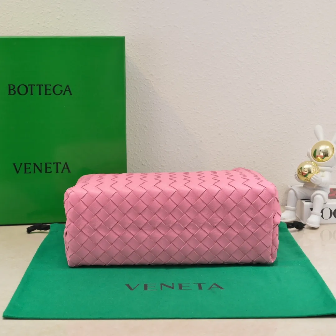 The 2023 new Andiamo batch of 2260 BV has been shipped‼ ️Really popular🔥The new Andiamo woven handbag launched by Bottega Veneta this season is really popular all over the world! ! Celebrities at home and abroad have worn it, and Oscar-winning actress Michelle Yeoh has taken it out on the street. Song Jia, Trai Yara, Yu Feihong, Sanji Ayaka, Rosie Hunting-Whiteley, Yoshioka Riho, etc. have all picked up this bag. It is classic and versatile, showing off its temperament, and the bag capacity is also large, which is very convenient for daily commuting! ! A variety of carrying methods, the shoulder straps can be adjusted by yourself, the original lambskin feels soft and delicate, and the unisex style breaks gender boundaries and brings a more practical and longer-lasting use experience. Andiamo, which has both elegant and casual styles, perfectly interprets the true appearance of "fashionable old money style". Style number: 8463 Size: 32*24*12